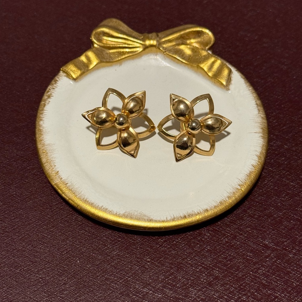 SARAH COV | Vintage Gold Tone Floral Clip On Earrings